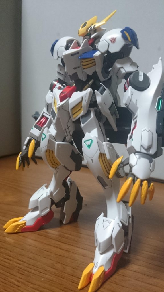・HGガンダムバルバトスルプスレクスこちらイエロー部分以外をMETAL ROBOT魂風に塗装してるっス。あとMETAL ROBOT魂の肩パーツを意識して、肩パーツに鉄華団マークのデカールを使用してるっス