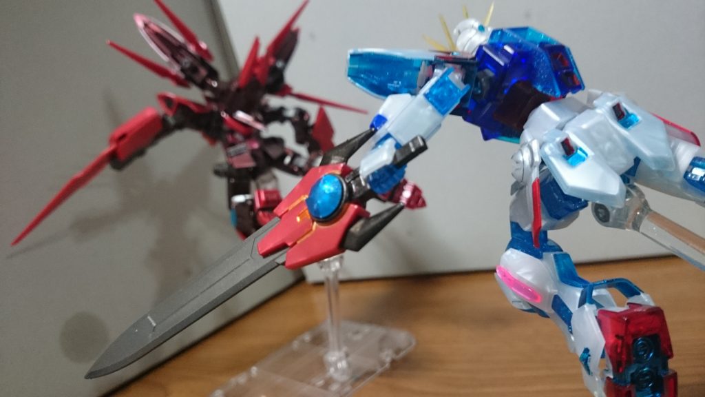 スタービルドストライクにブライニクルブレイドは鍔が腕と干渉するので、すこし斜めに角度を変えてて持たせるっス