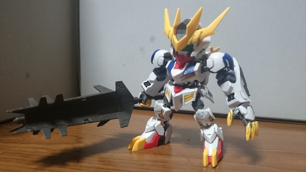 ・SDCSガンダムバルバトスルプスレクスこちらのスミ入れはダークブラウンを使用してるっス。最近気づいたんスけど、SDCSの平手/持ち手ってHGのものと造形やサイズがほぼいっしょなんスね。まぁ腕への接続軸のサイズは違うし、手の甲パーツも互換性はないけど