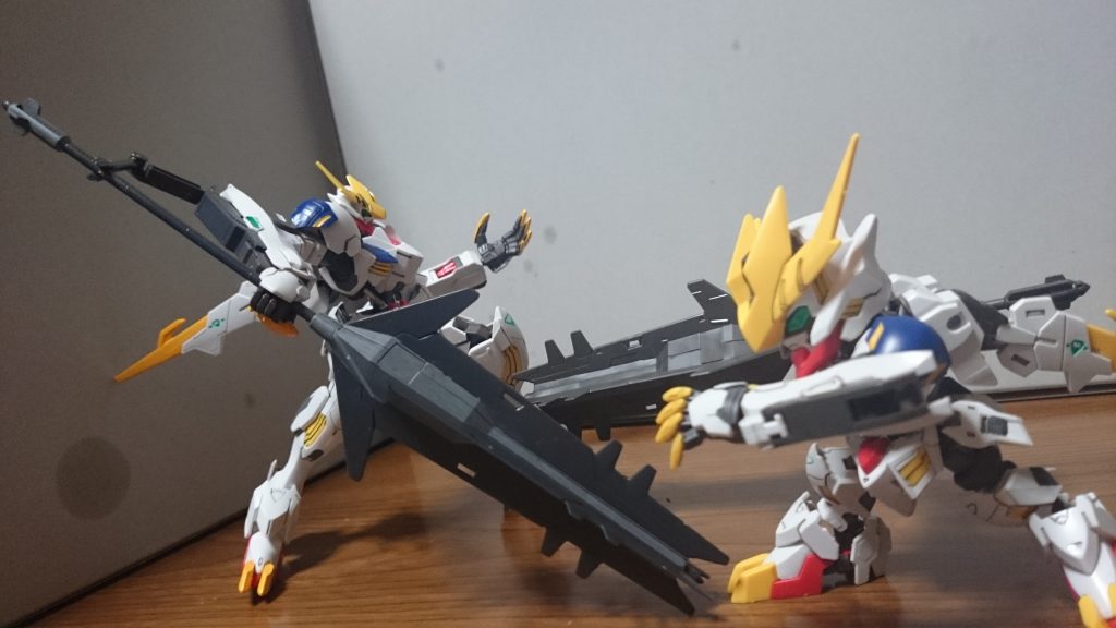 ・超大型メイスほんとマジ大型。SDのものでもHGバルバトス(1期)のメイスと大体同じくらいのサイズ……前腕のサブアームも合わせて持たせられるんスけど、HGの方は手首を浅く嵌めてようやくギリギリ持てるくらいっスね