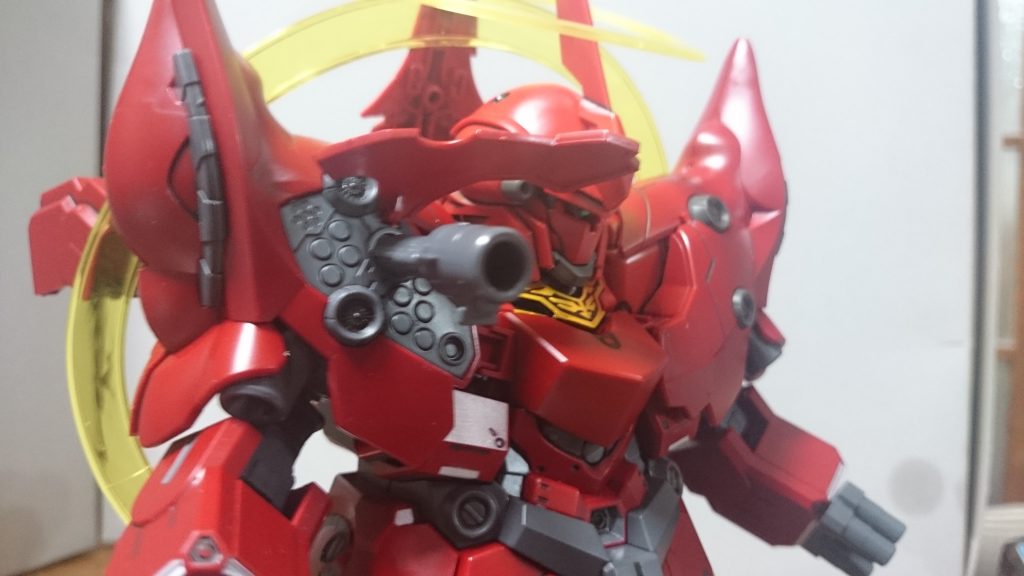 新規に付属するバズーカは銃身を取りつけて、劇中の状態を簡易ながら再現っス。もちろんシナンジュ本体のライフル下部に取りつけることも出来るっスよ新規パーツなんだし、せめて2丁付属していれば…