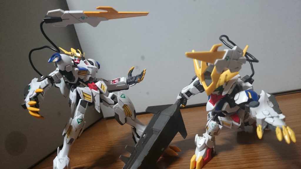 ・テイルブレード両者とも太いリード線を使用してるので、スタンド等で支えずともだれることはないっスね。HGはブレード部分をイエローで塗装してるっス