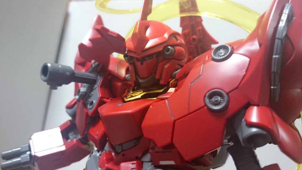 モノアイは頭部の左右への可動と連動して可動するっス。SD故の巨大頭部だからこそ仕込めたギミックっスね。ちなみにモノアイはクリアイエローなので、グレーとグリーンで塗装してるっス