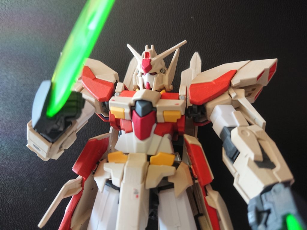 あおり気味で。側頭部の飾りはワンコ耳、若しくはモフ毛です。一応、サイコミュ用アンテナ。