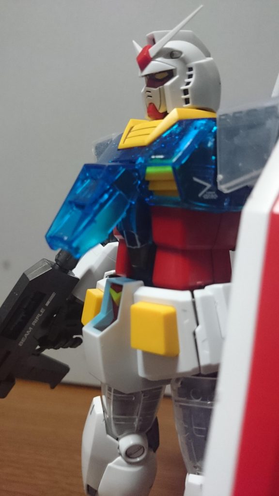 コクピットまわりは完全再現ス。ブロックごと跳ねあげたりも出来ればハッチの開閉もお手のものっスね。ただ、コアファイターの機首を収納したままだと、ハッチとアムロの位置が合わないという……そんな時は…