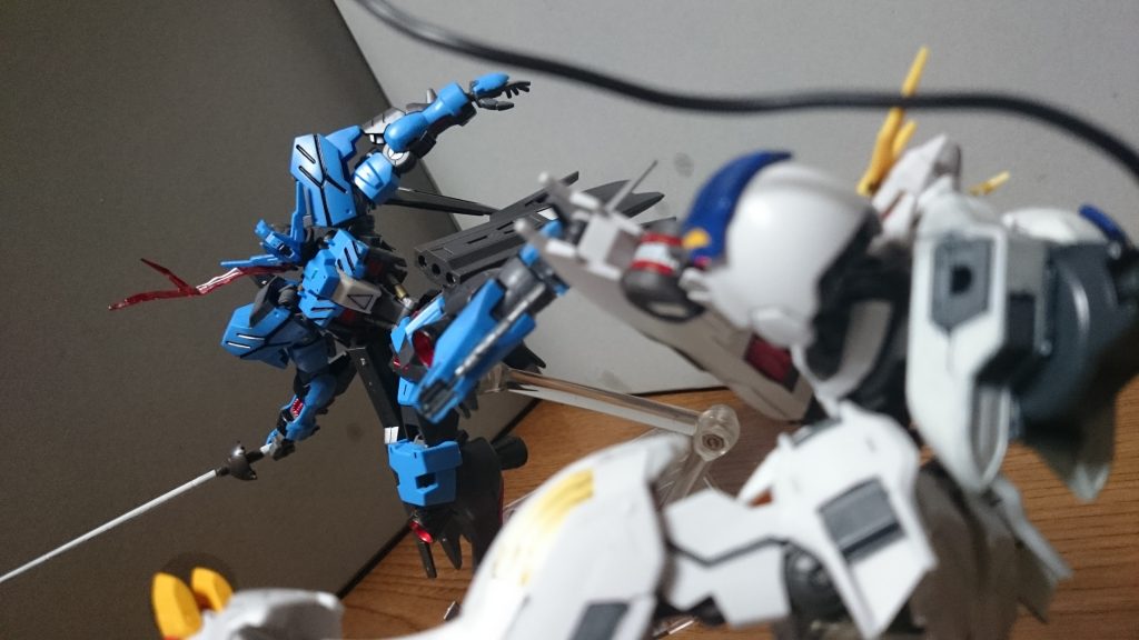 「お前では勝てんよ、ガエリオ」「そうだな。俺では無理かもしれない」「――――しかし、『俺たち』ならば」「アイン!さぁ好きなように使え!俺の体をお前に明け渡す!」