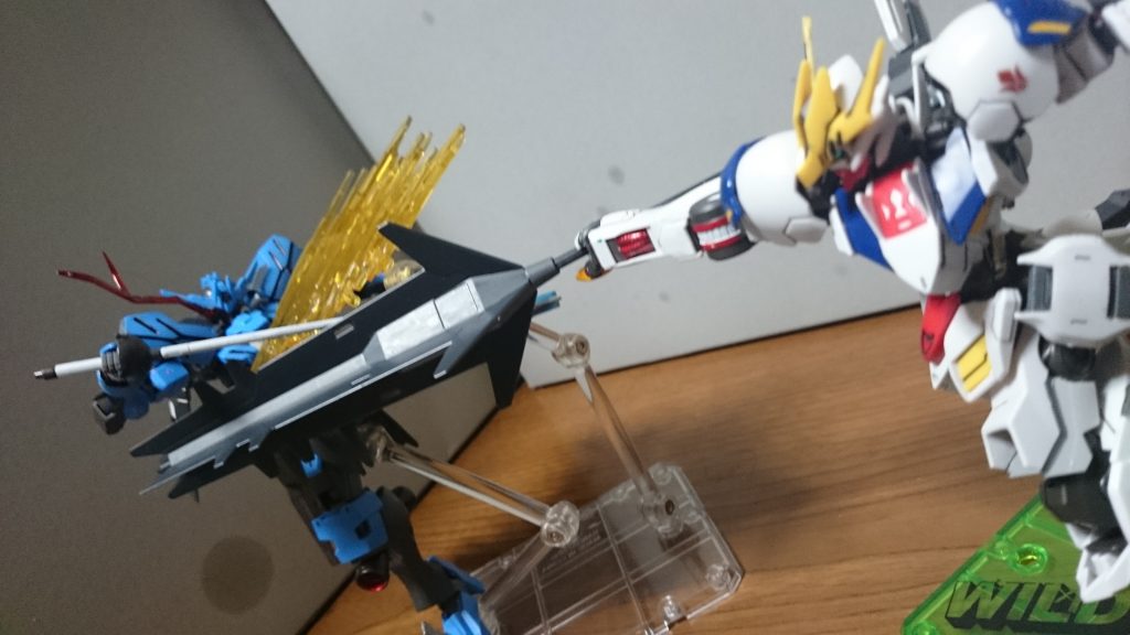 「今の動き……知ってるやつだ」…… ………… ………… ………… ……「俺の命はオルガにもらった……なら…そうだ、決まっている」「そうだな、まだ止まれない…」「――――おいバルバトス。お前だって、まだ止まりたくないだろ?」