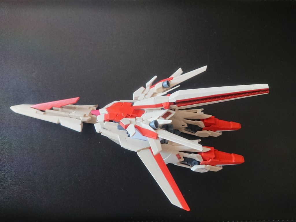 大気圏内外問わず運用可能。デルタカイに比べて軽装。シールドだけでかくてアンバランスかも・・・。