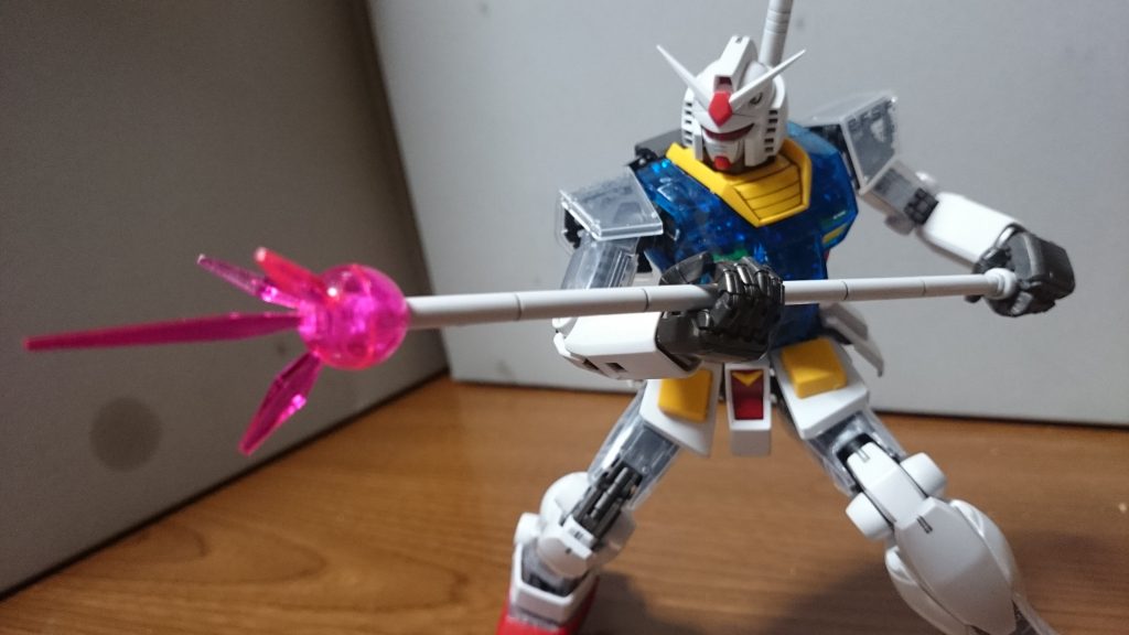 ・ビーム・ジャベリンビームサーベルの柄に取りつけるっス。またエフェクトは無色透明なんで、マッキーのピンクで塗装してるっス。エクバとかでどんどん大きくなってくジャベリンエフェクトを見慣れてるせいか、なんとなくエフェクトが小さく見える…