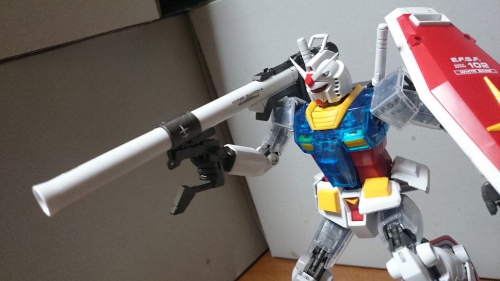 ・ハイパー・バズーカこの掌のピンが割と短いので、こういったデカブツは持たせるのも一苦労ス…