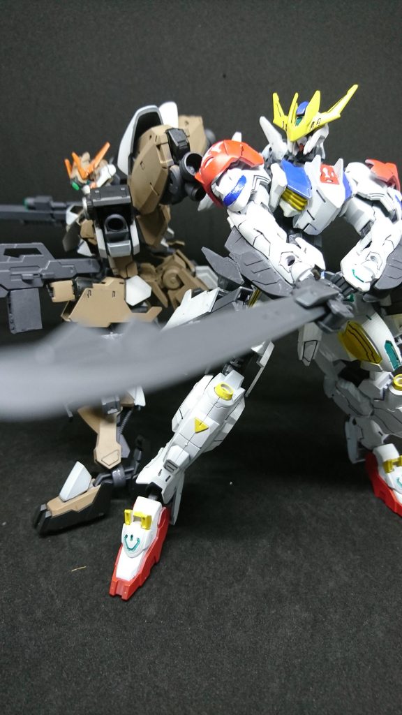 「増援か……背中は任せたよヴォルフ2」「任せな！生きて命令を果たすぞヴォルフ1」フェンリスはレーヴァテインを構えた「じゃあ…行こうか」フェンリスとスコルは向かってくる敵を薙ぎ倒していったそれはかつての鉄華団を彷彿させる戦いだった