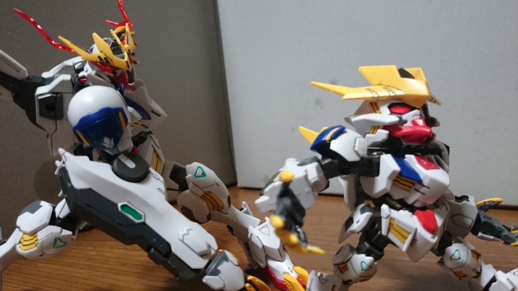 ・リミッター解除SDCSの方は交換用のパーツをロイヤルメタレッドで塗装して、HGの方は頭をもう1つ用意してツインアイをロイヤルメタレッドで塗装、さらにその上に自作した眼光エフェクトを接着してるっス。これでツインアイが見えなくなったんスけど、もし隙間からちらっとでも緑色の目が見えたら萎えるし……念入りの塗装をば