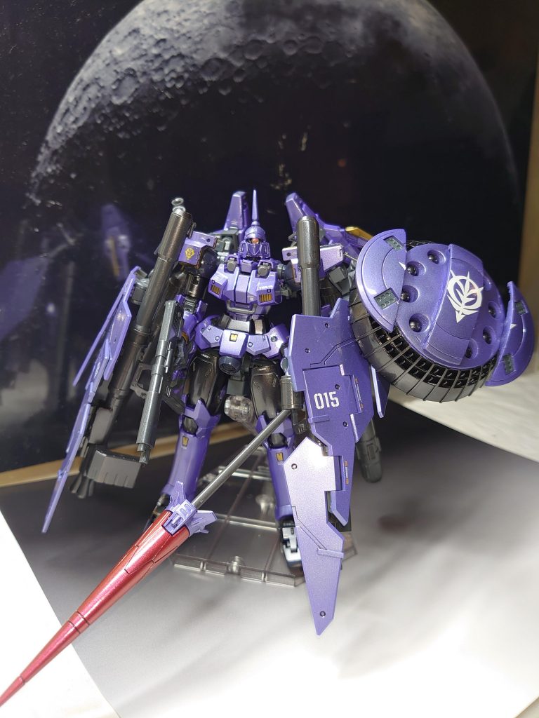 フレキシブルアーマー追加、モノアイ化、シールド→PDW、プロペラントタンク増設、ヒートランス装備、MMP-80装備、ツノ変更といったミキシングを行いました。PDW(シールド)は磁石で開閉可能に。そしてパール塗装にしてみました。ラベンダーとガンメタの配色はギャン・クリーガーを参考にしています。なかなかいいラベンダー色になりませんでした。