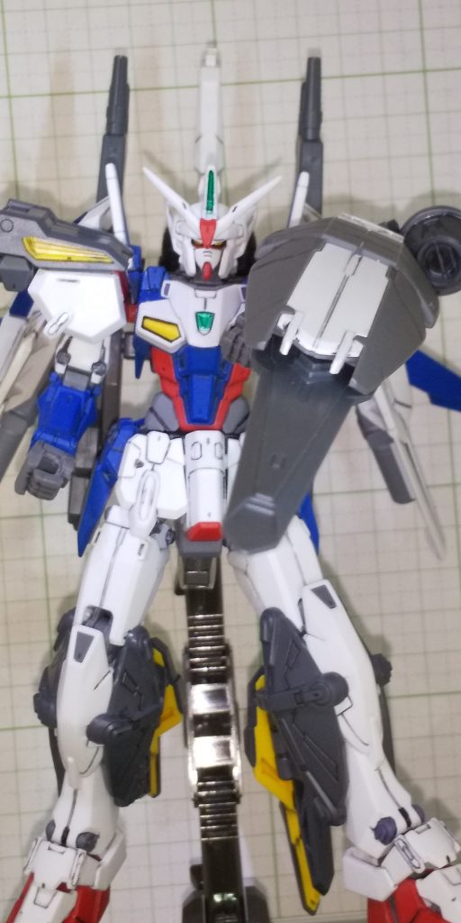 あまり写っていませんが、前回投稿のガトリング装着の改造部分を使って、シールド裏面に実体剣を付けてます