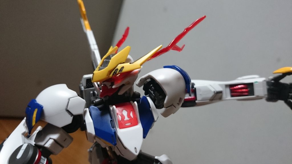 作り方は以前ヴィダールのものを作った時と同様。フィギュアライズスタンダードのべジータに付属するスパーク状のエフェクトパーツを切った塗った貼ったするだけ!ちなみにルプスレクスのものは即頭部とアンテナの2点で接着固定してるっスわりと今回のは自信作!マーカーの撹拌が足りなかったのか、レッドを塗ったんスけど、なんかクリアレッドぽくなるという嬉しい誤算!さらにヴィダールの時よりもそれっぽく作れたし、接着面もキレーに出来たっス!