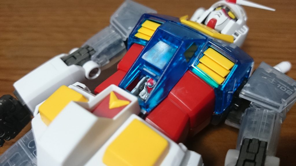 またコクピットシートを回転させないままドッキングさせることで、1話の状態のような感じにも。そういやストライクもコクピットシートが回転してたスね。それを再現したキットは現状ないんスけどね。