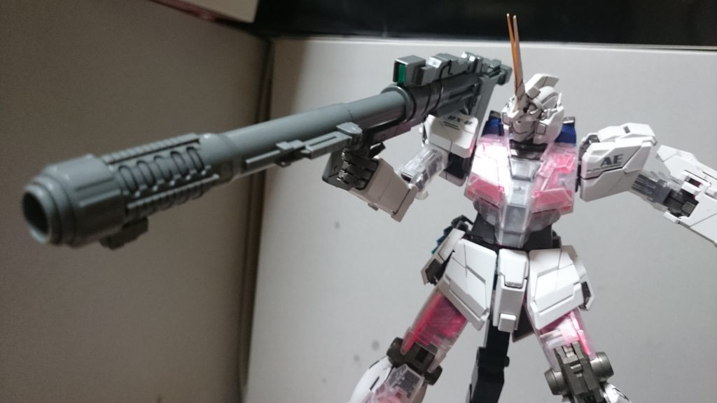 ・ハイパー・バズーカこのユニコーン、MGガンダム2.0と近い時期に発売されたキットで、2.0と同様に掌のピンで武器類を保持するんスけど、こんなデカブツだとすぐポロりしちゃって…画像は上手い具合に引っ掛けてるだけっス