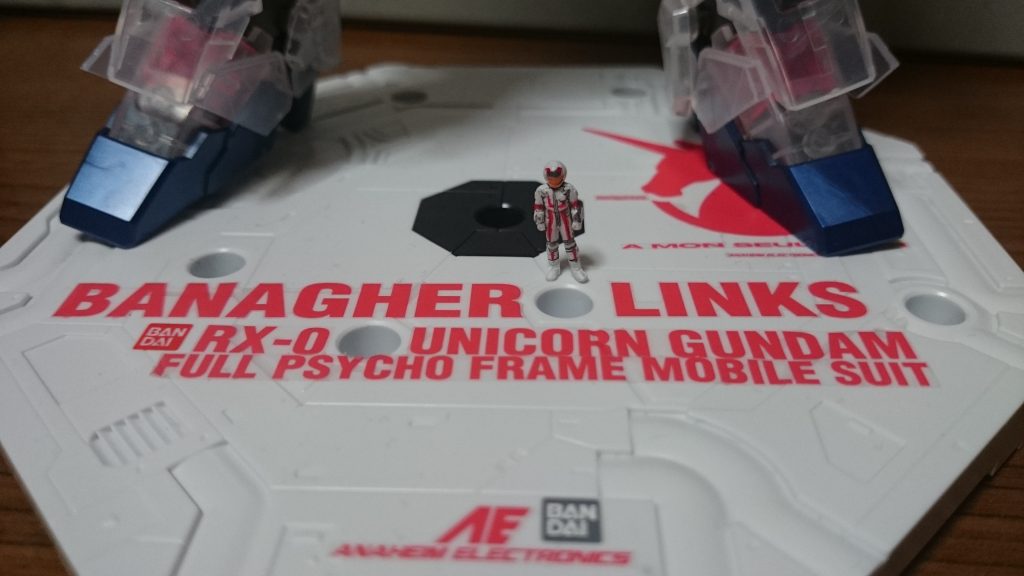 ・1/144バナージ・リンクスこの立ちフィギュアやコクピット内のフィギュアはクリアパーツのランナーに巻き込まれてるので、一度マーカーのホワイトを全身にぶちまけてから、スミ入れ、部分(雑)塗装を行ってるっスでは以下アクションっス~