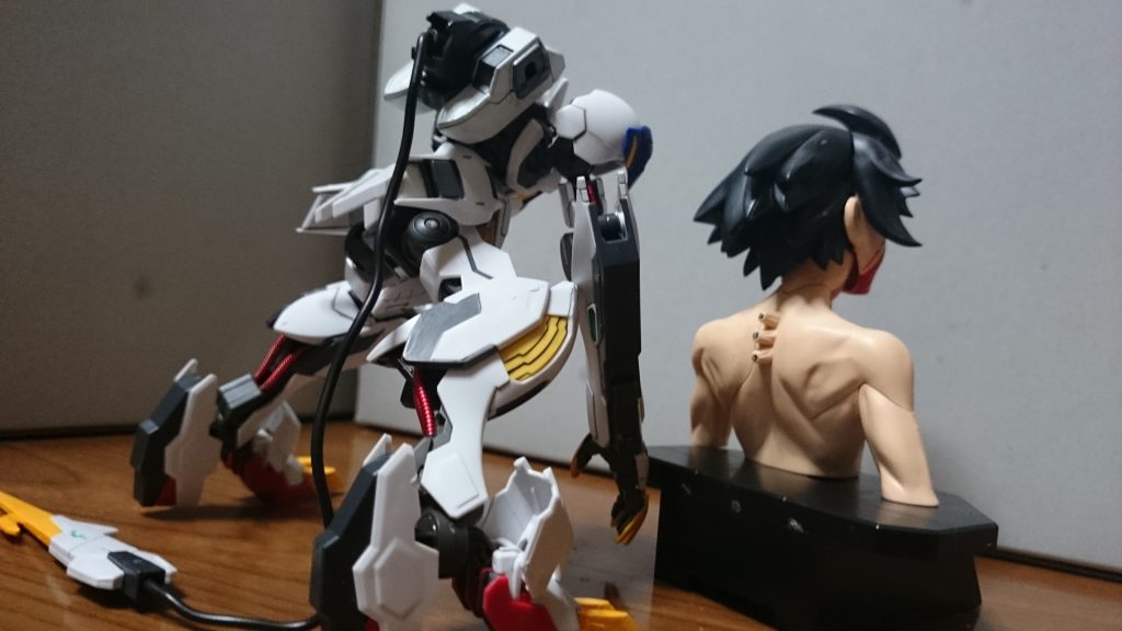 悪魔の最期今回画像に使った三日月は以前につくったグレイズアイン戦・ハシュマル戦をイメージしたものを流用したんで、近い内に最終決戦ver.を作りたいっスね。まぁ、差違は流血の塗装くらいなんスけどしかしバトローグの画像にHGルプスレクスが写ってたんで作ってみたんスけど、やっぱこいつ出来いいわ…