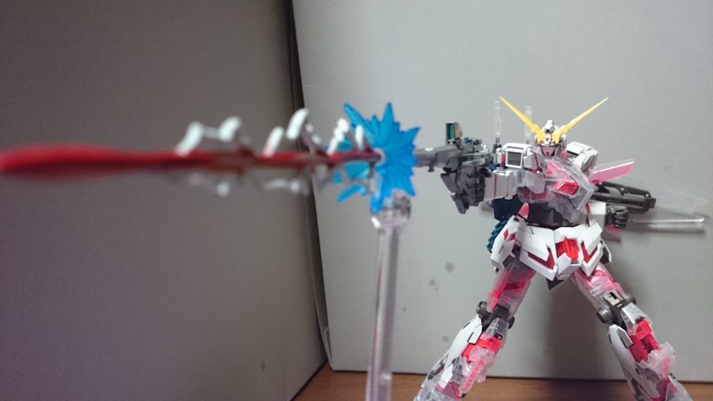 「ビームマグナムを使います!」カスタマイズエフェクト(銃撃ver.・ブルー)を塗装してビームマグナムの射撃エフェクトを作ってみたっス。ただ少し小さめスね…… ………… ………… ………… ……「受け止めなさい、バナージ」