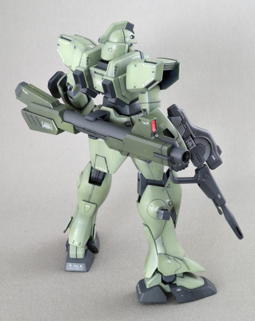 シュラク隊の初期型設定なので､リアスカートの切り欠きはプラ板で埋めました。