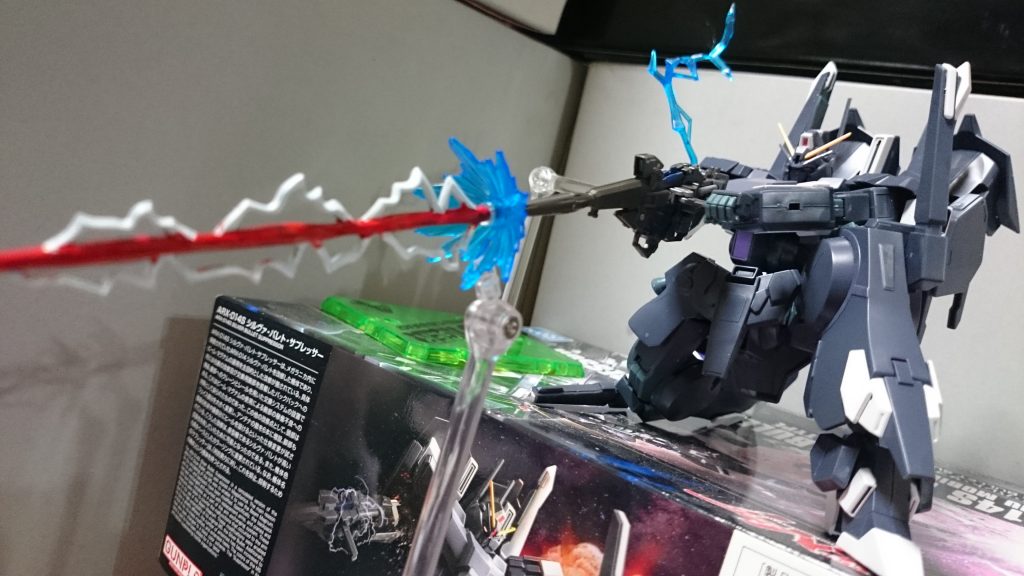 せっかくビームマグナムのエフェクトをつくったんでこの機体にも!1/144サイズでも若干小さいっスね…ちなみにサプレッサーのビームマグナムはRGの物を使用してるっス。無加工で持たせられるし、こちらの方がディティール多めだし。それにEパックの色分けがされてないという点は変わらないし!……いやマジでなんでRGはEパックの色分けやらなかったんだ