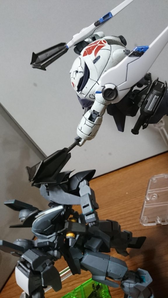 胸と頭、背中に鉄華団マークのデカールを使用してるっス。背中のデカールが所々剥がれたりしていて、なんか、こう、戦闘の跡みたいな、そんな感じに…… ………… ………… ………… ……「俺の命はオルガにもらった……なら…そうだ、決まっている…」