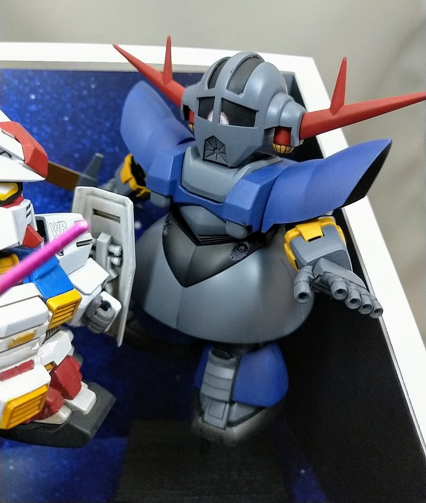 お相手のパーフェクトジオング。脚が短く見えたので取り付け部分を改造して少し長くなるようにしました。お約束のソードはプラ板で。指を切り離して角度を変えたのですが保持力が足りなくて練り消しで固定しています。