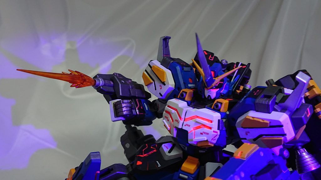 この機体メイン武装の「ビームバンカー」です！ビームの杭打ち機ってのも全然想像出来なかったんで、「ゼロ距離ビームコンフューズ」みたいな感じの武装にしました( ´∀｀)