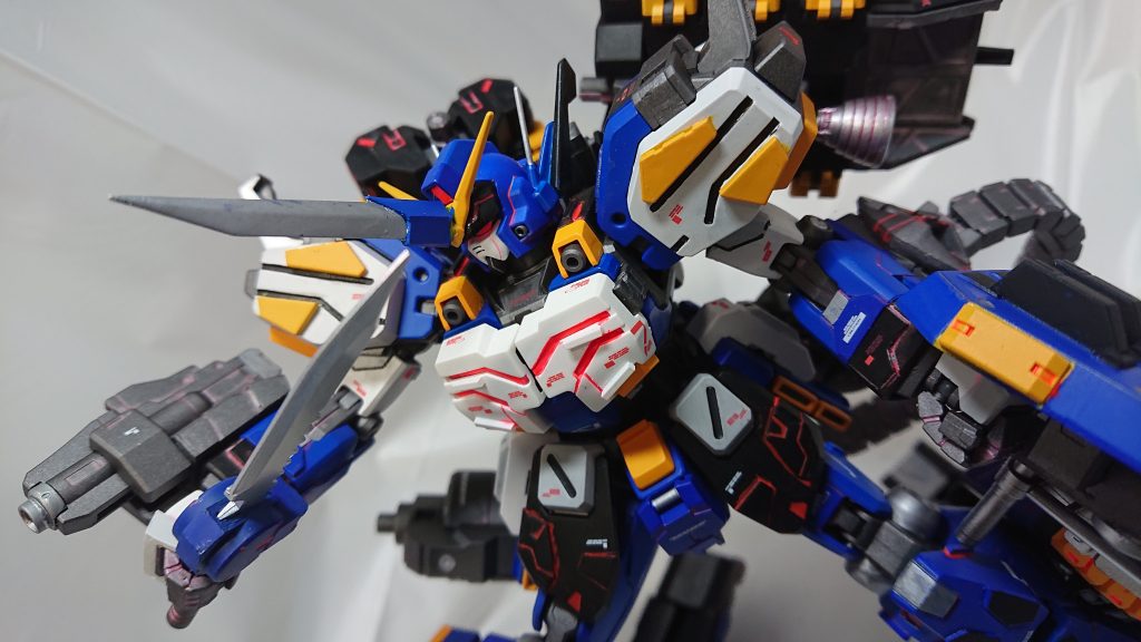 ヒートナイフはビームサーベルの柄と繋げて手持ち武器に、頭にはヒートホーンを追加しました。