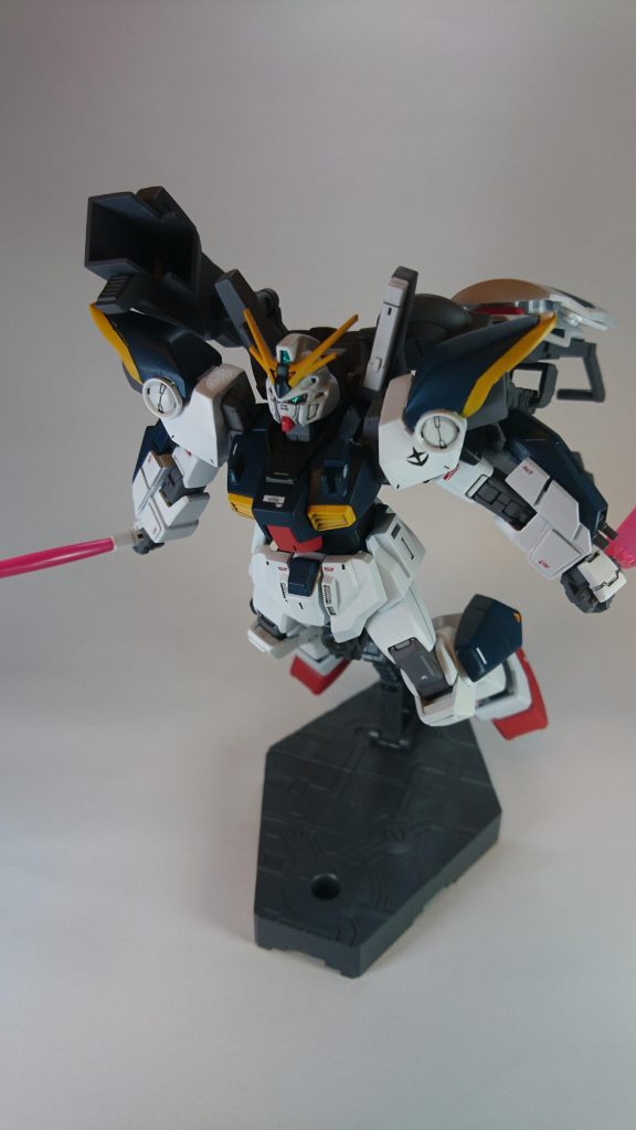 メイン武装はνガンダム用ビームライフルと、バックパックにあるビームサーベル×2、胸部左側に装備された高出力ビームナイフ、腕部の三連装ビームバルカン×2です