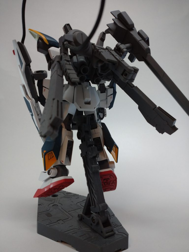 マークⅡのものを発展させたバックパックにはプロペラントタンクが増設さらに武装を追加できるようになっており、試験兵装として腕部に直接接続するロングレンジパイルレールガンを装備またワイヤーでつながるシールドは、マークⅡ同様の収納機構を持ち、アームによって背部に背負うことができる。