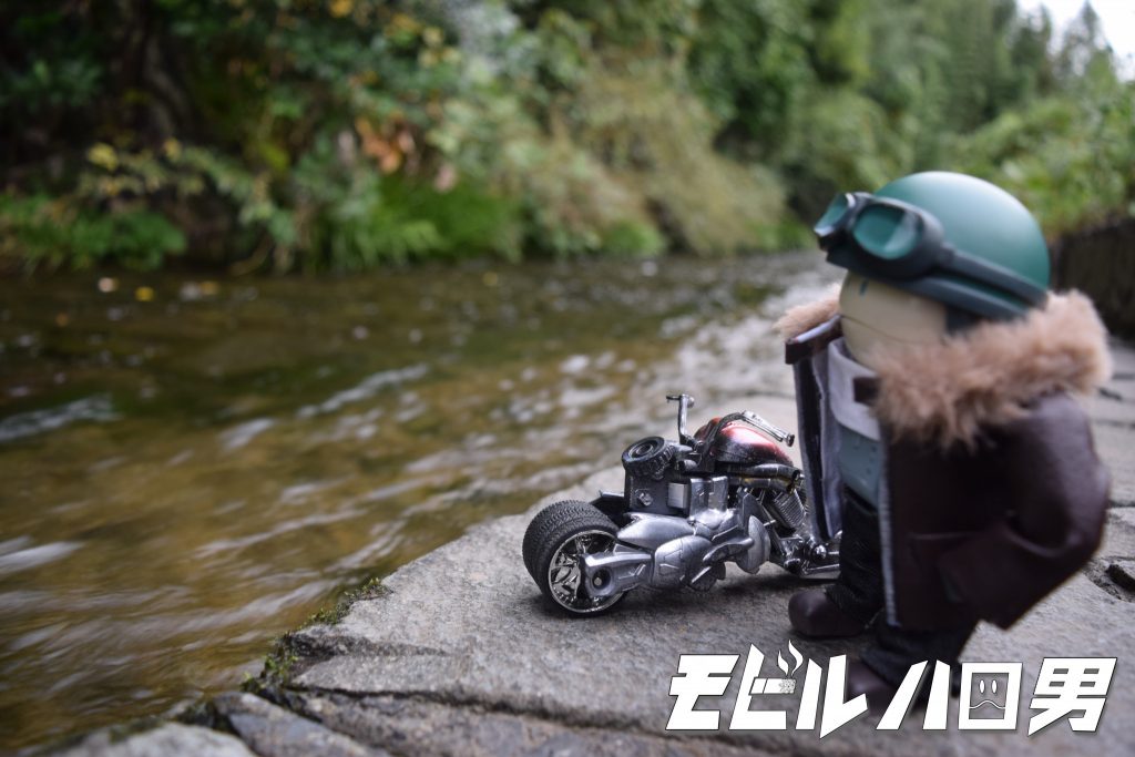 酒を飲みたい。そう感じた場所がオレの宿。今夜は川の音を聞きながら。