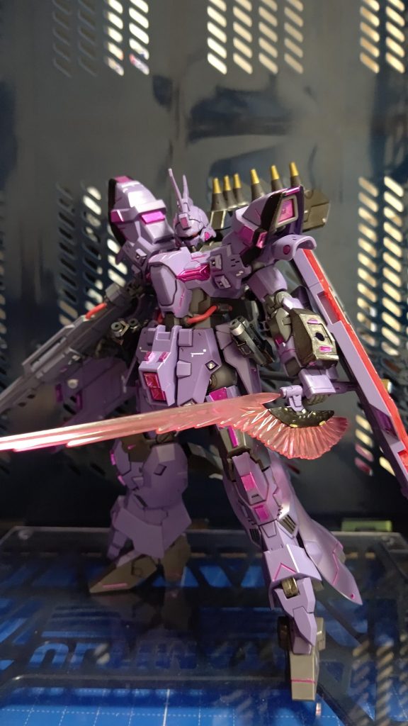 サイコ・プレートを両腕に装備させると振り袖のようになりましたwビーム・トマホークはサザビーへの繋がりを感じますね、いや、カッコいい♪