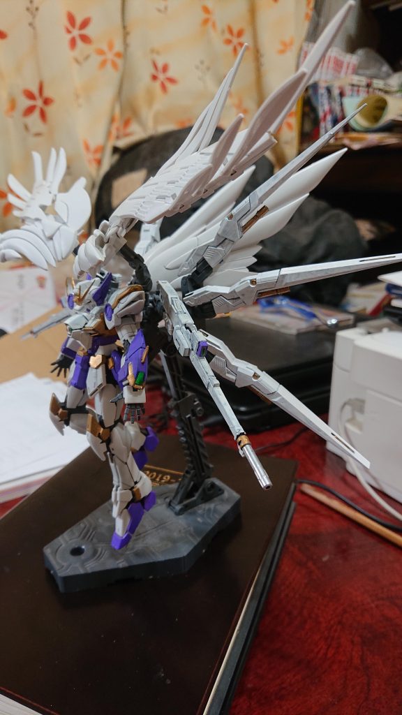 ガンスタでいろんな作品を見て思い切って改造して見ました。塗装の技術が無いのでガンダムマーカーでランナーに塗って乾いてから組み立ててます。