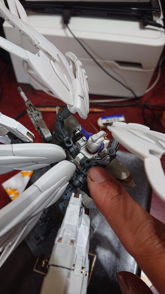 アームアームズのパーツを少し削って羽の部分にはめ込んで拡張しています。