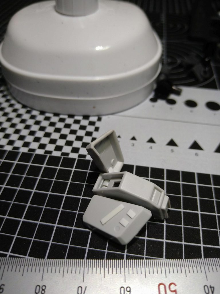 もう一つ可動部を追加。腰部のカバーを一旦分割し、真鍮線で固定。キットでは一体式だったのを左右独立して動かせるようにしました。