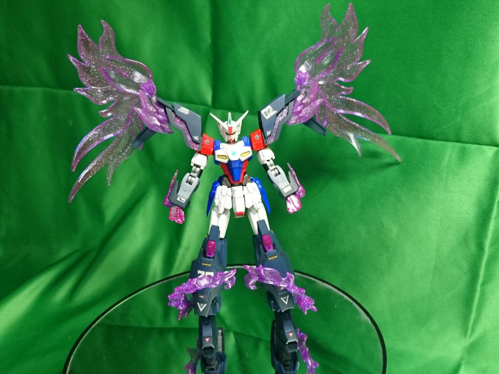 PX-スーパーバースト!この状態を発動すると、超集中状態を作り出し、出力や反応速度が上昇しトランザム相手にも後の先を取れる・・・という設定。シャイニングガンダムの肩パーツの浮く部分のみを削りこみ、変形機構を活かしつつディナイアルガンダムの紫のクリアパーツを隠す事に成功しました。変形後にクリアパーツが出る形に。クリアパーツはランナーのプレートを削り込んで作りました。欠点はウイングがデカすぎてカメラに収まらない事ですかね(笑)