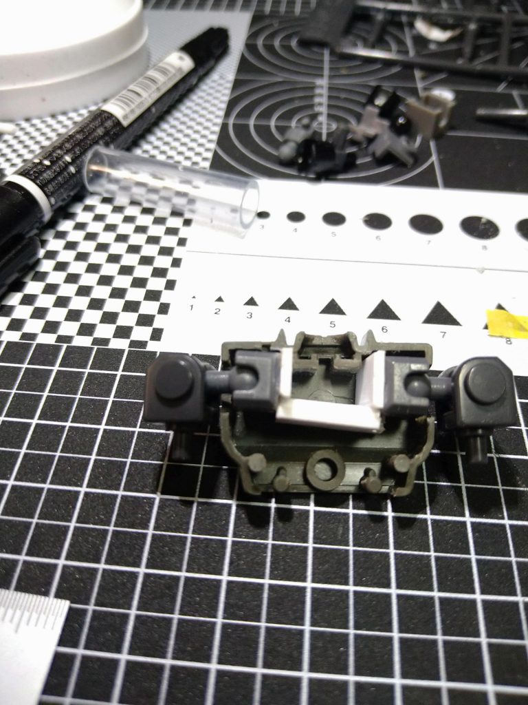 一昔前のHGUCのため、肩の接続は真っ直ぐな軸のみ。ネットなど参考、元々の接続軸をエッチングノコとピンバイス、ヤスリで削除。市販のプラパーツをプラ板で支えつつ、瞬着で固定しました。