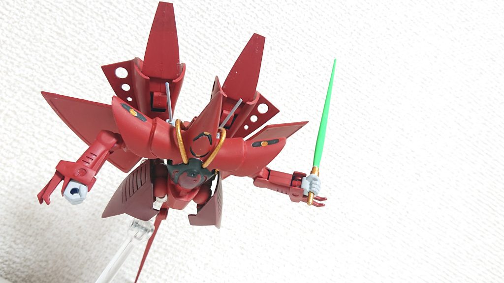 この状態で腕を使えるのがハンブラビの良いところ作中でもカツのGディフェンサーに斬りかかっていました。ビームサーベルはジャンク品から手の中に入るように加工しました。蛍光緑はアクリルガッシュで塗装してあります。