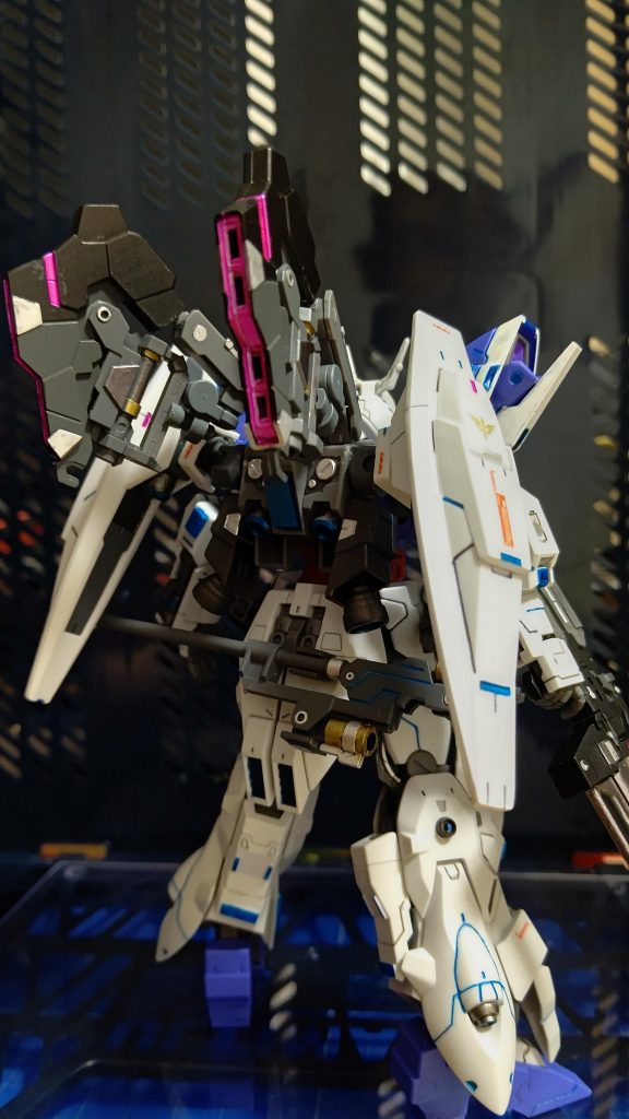 後ろ姿になります。ナックルダガーはムーンガンダムの付属のジョイントとボールジョイントなどを使い装備してます。近接特化機体ということでスラスターも追加しました。