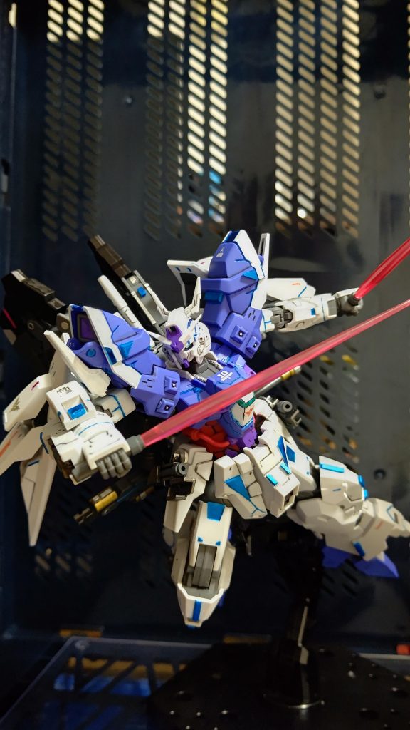 腰部サイドアーマーに装備しているビーム・サーベルです。全部で4つ装備してます。