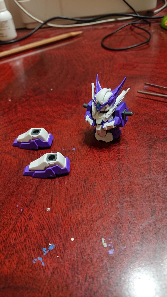 乾いたパーツから組み立て開始。