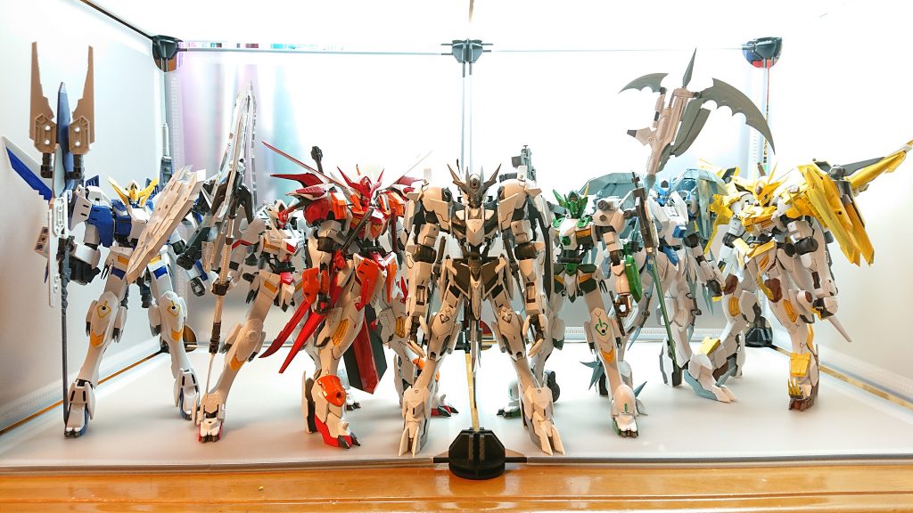 同じ頃ディザイアの脅威に備えて開発されたモビルスーツと彼らと共に戦う生物の姿をした遺物、彼らと契約を交わしたパイロット達が世界を守る為に立ち上がった