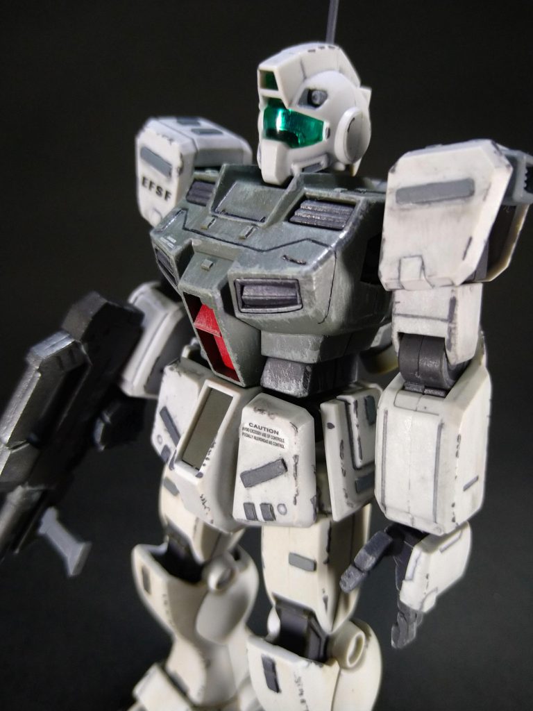 汚し塗装は、腕部や脚部はウェザリングカラーを薄めてウォッシング。胸部はエナメル塗料のドライブラシで経年劣化をイメージ。細かいとこはエナメル塗料とウェザリングマーカーでチッピングしてあります。ちなみに、頭部アンテナは真鍮線に替えてあります。