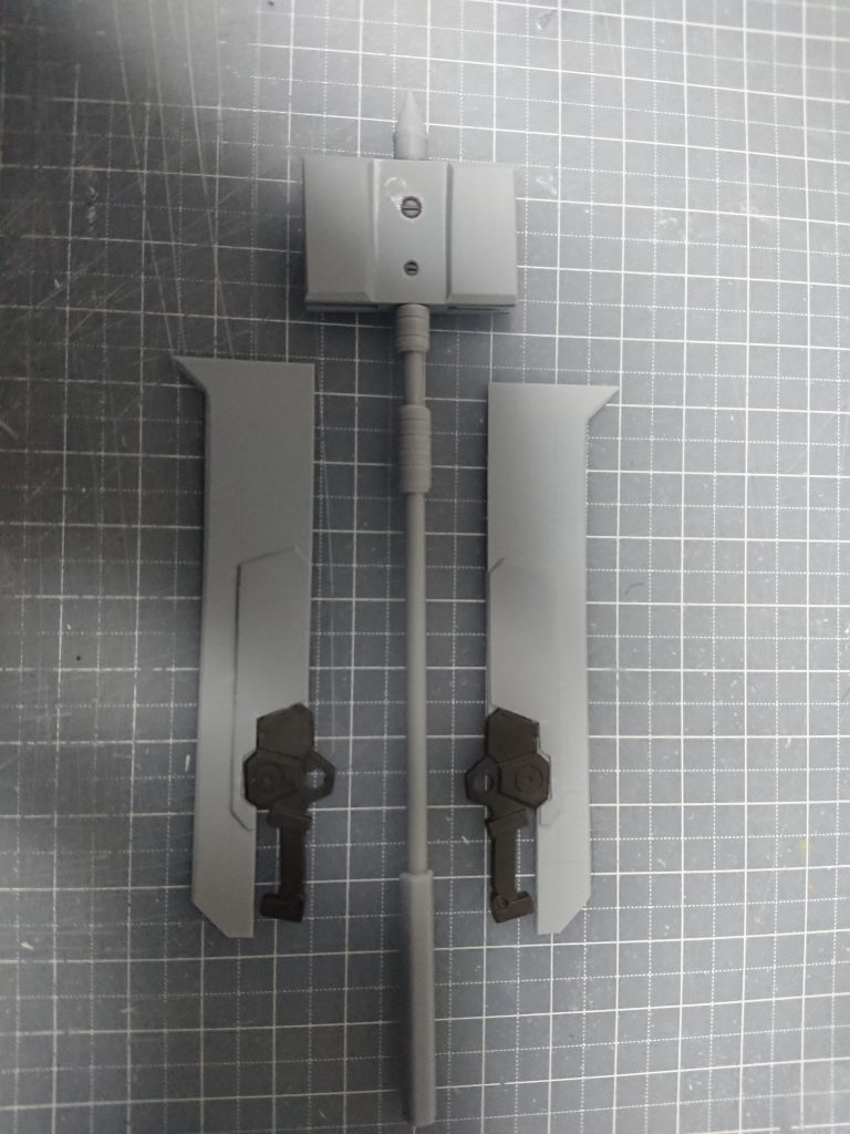 シクローン アクスト塗装前分割画像。ツヴァイフリューゲルの持ち手は鉄血オプションセット７のアサルトナイフの持ち手を利用して、あとは全てプラ板とプラ棒で制作。ネオジム仕込んでるので保持も問題ないです。 