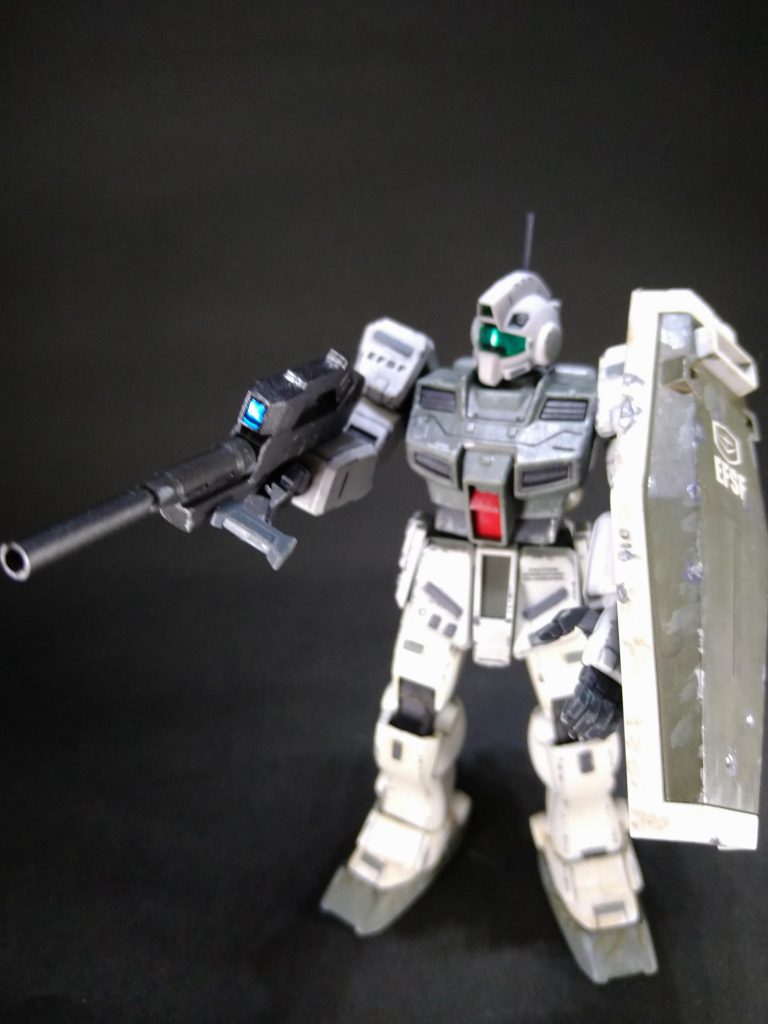 メインウェポンは、ビルドファイターズトライ製品から。プラ棒でバレルを延長してます。シールドはリューターで傷付けてから、エナメル塗料で弾痕をイメージしてあります。