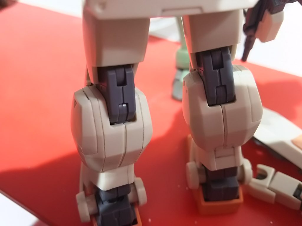 エッジのラインにスジボリ。 