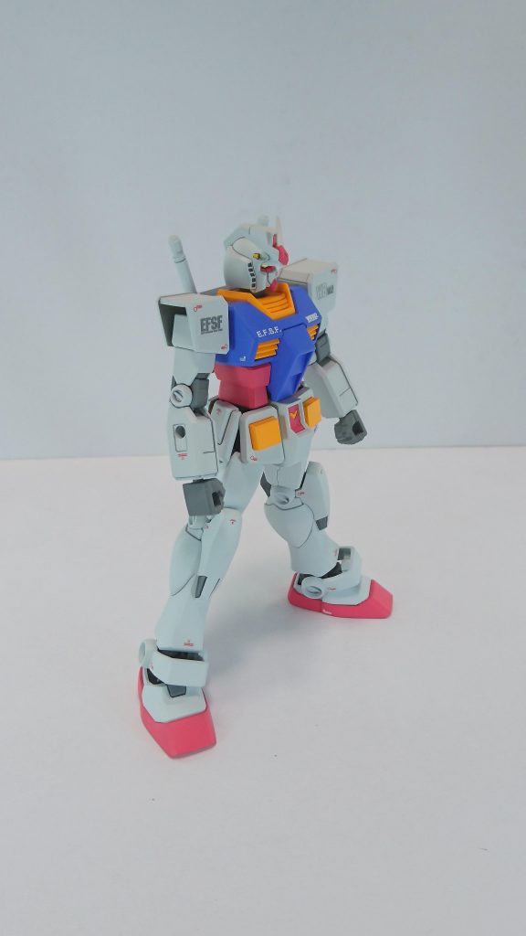 デカールはユニコーン用、シナンジュ用を主に使用。肩のマークはオリジンガンダムのテトロンシールです。アップだと厚みが目立つ…