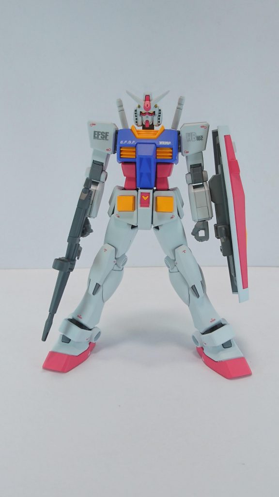 ベースはくじの景品のクリアー成形のガンダムです。首を少し延長、肉抜きを埋めたり基本工作をして仕上げてます。